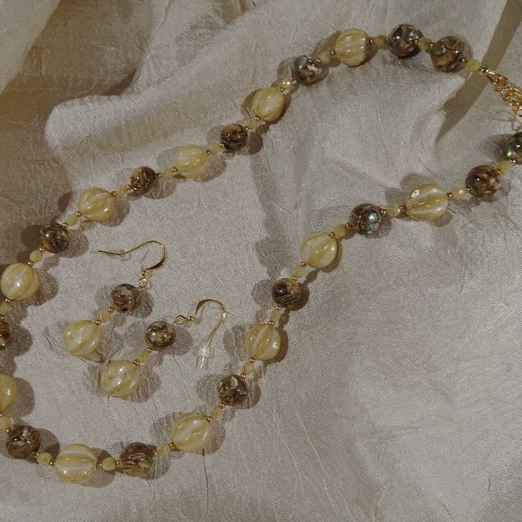 Handmade necklace & earring set with creamy Czech melon beads - Picture 7 of 7